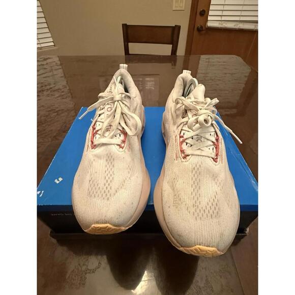 Womens Size 7.5- ASICS Novablast 5 Wide White Fawn No Insoles - Picture 4 of 7